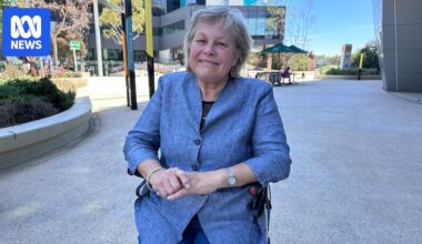 Health network boss apologises to Adelaide woman for spine surgery delays