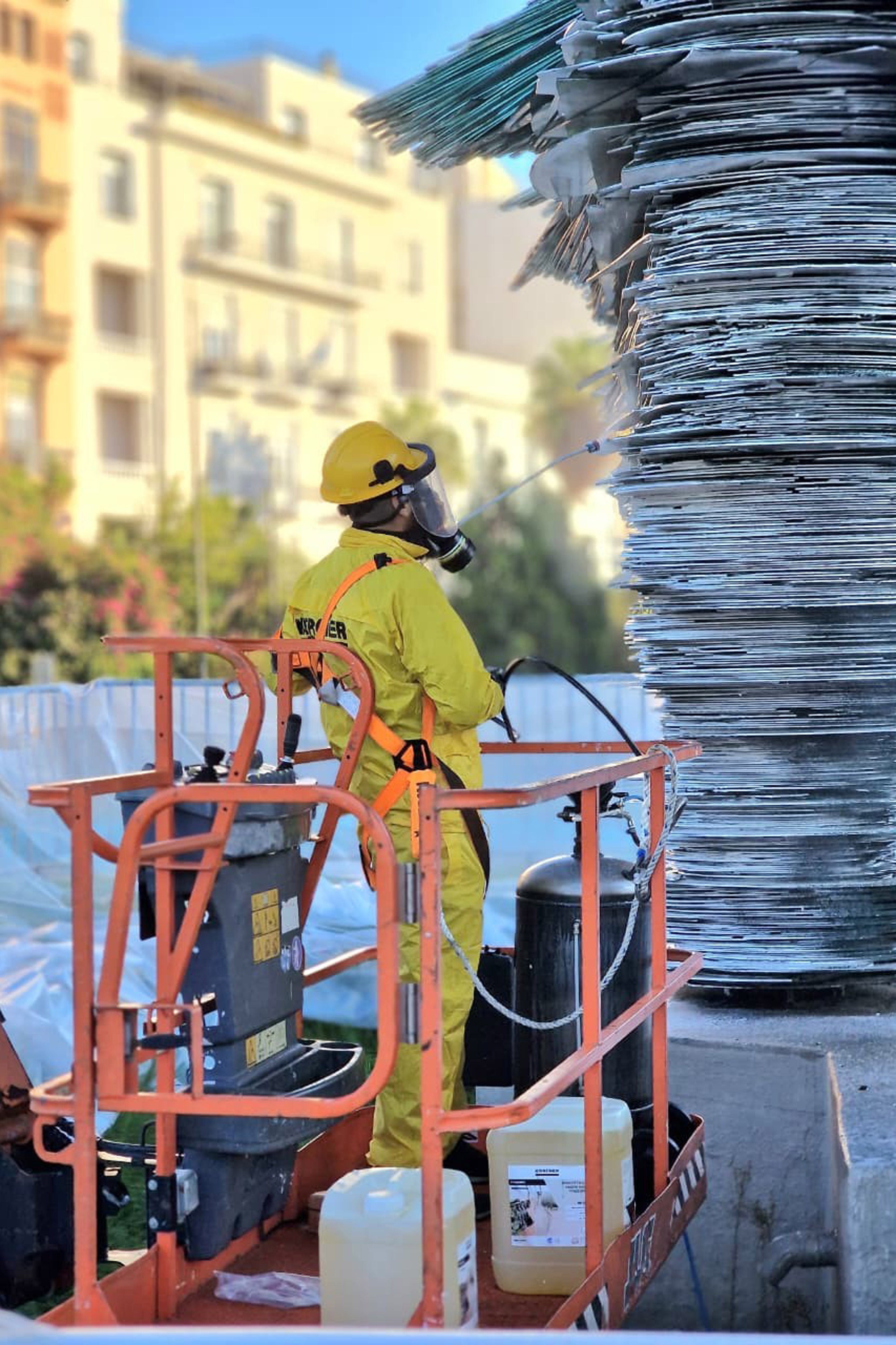 athens-cleans-iconic-dromeas-glass-sculpture0