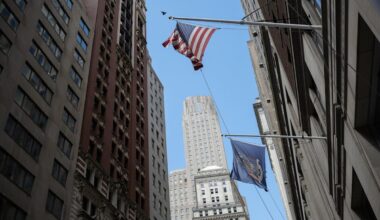 Wall Street CEOs Flag High Market Valuations, Pullback Risk