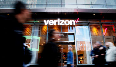 Verizon CEO sounds alarm on why customers are leaving in droves