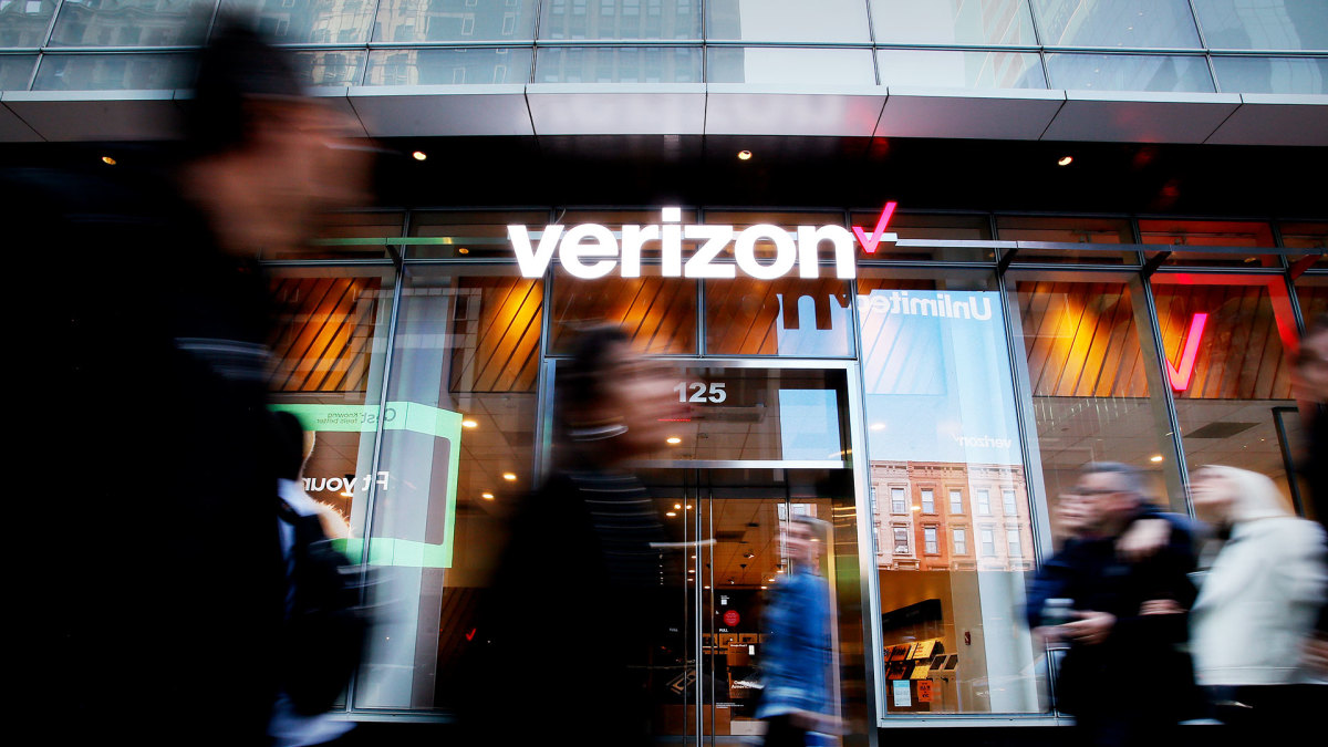 Verizon CEO sounds alarm on why customers are leaving in droves
