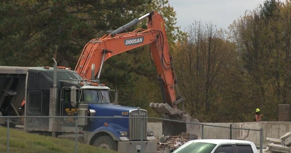 Former golf course clubhouse in Grand Blanc being demolished | Local