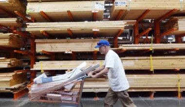 Signs of Distress As Middle-Class Shoppers Cut Back