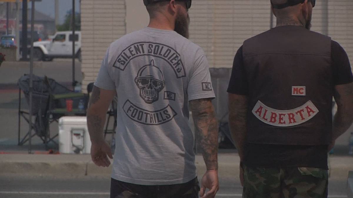 Click to play video: 'Brawl between Alberta biker gangs forces hospital lockdown in Cranbrook, B.C.'