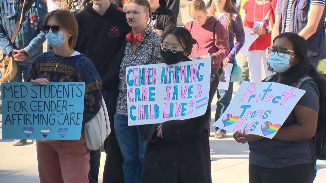 Click to play video: 'Calgary rally protests use of notwithstanding clause'