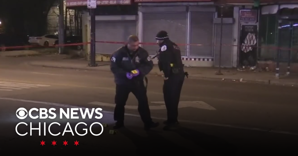 2 women critically hurt in shooting on Chicago's West Side