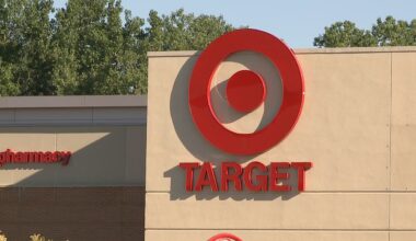 Which stores are open on Thanksgiving? Which are closed?