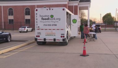 Houston mobile pantry steps up as federal workers struggle after shutdown