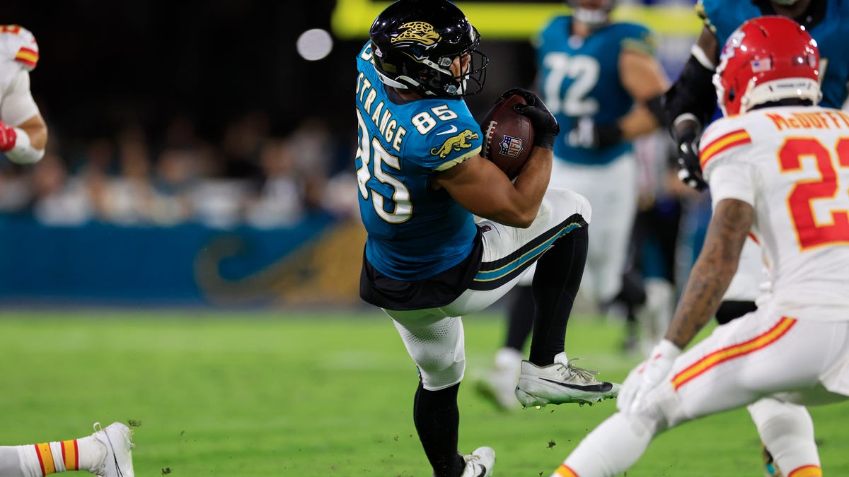 Jaguars' Brenton Strange activated off IR, to play vs. Cardinals