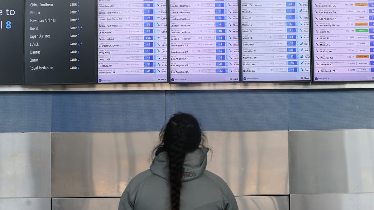 Flight cuts begin at JFK and LaGuardia as federal shutdown drags on