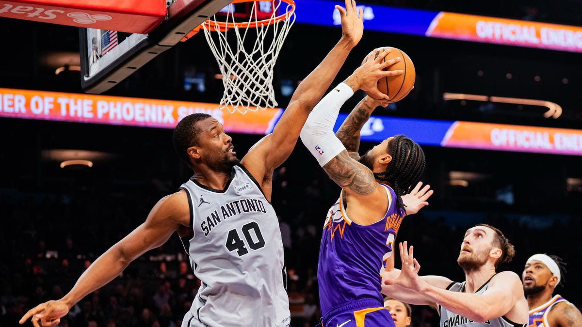 Phoenix Suns keep rolling, top San Antonio Spurs again