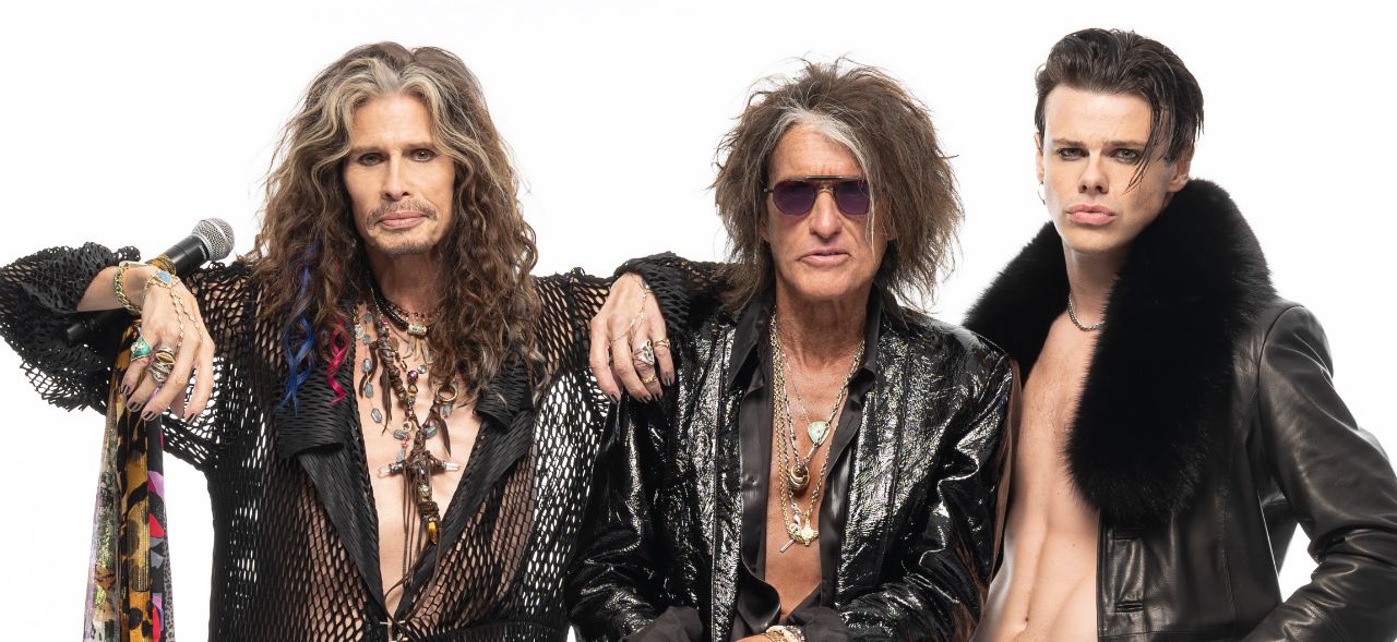 Yungblud posing with Steve Tyler and Joe Perry