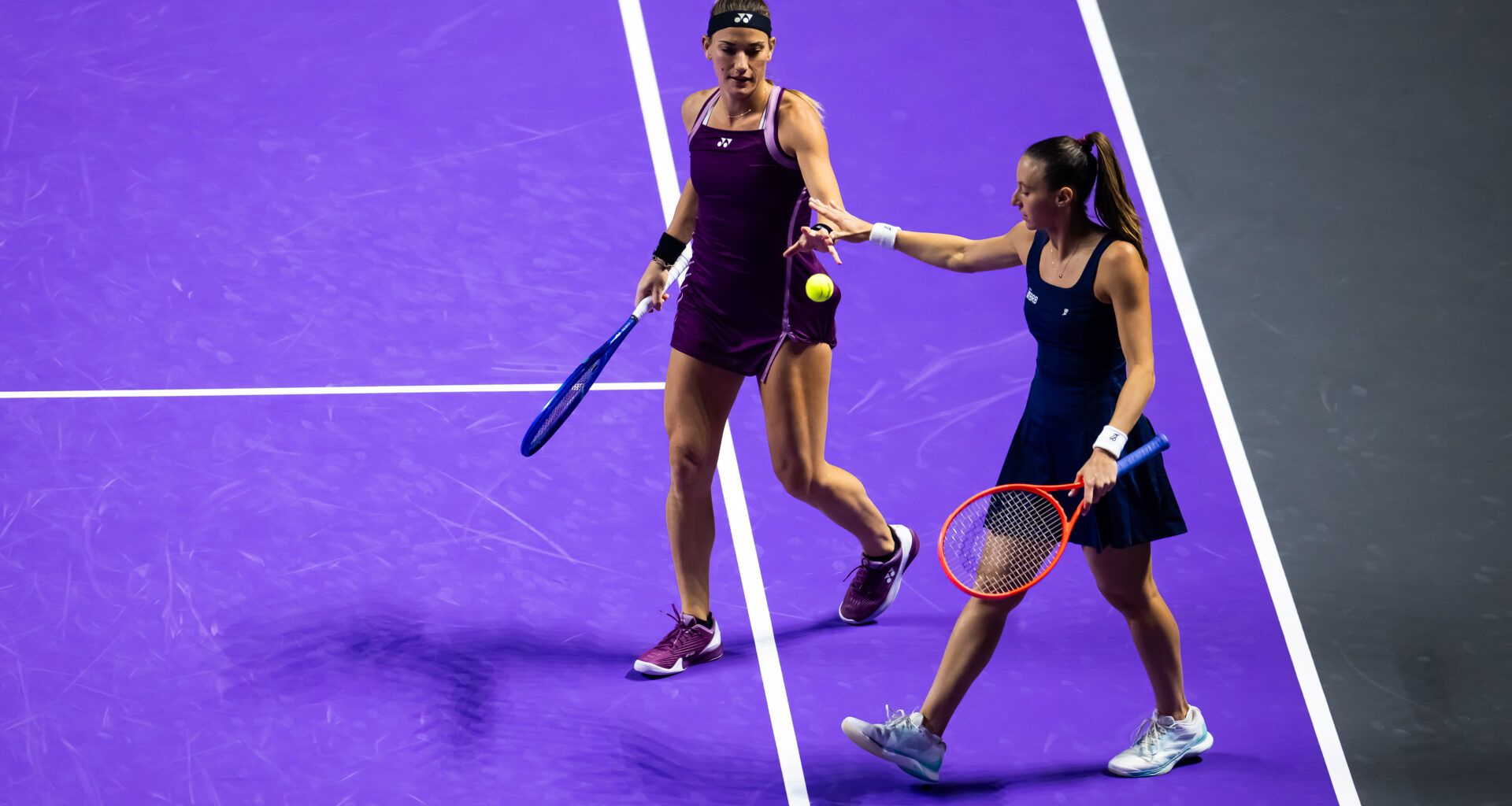 Babos, Stefani dethrone Dabrowski, Routliffe; Siniakova, Townsend remain unbeaten