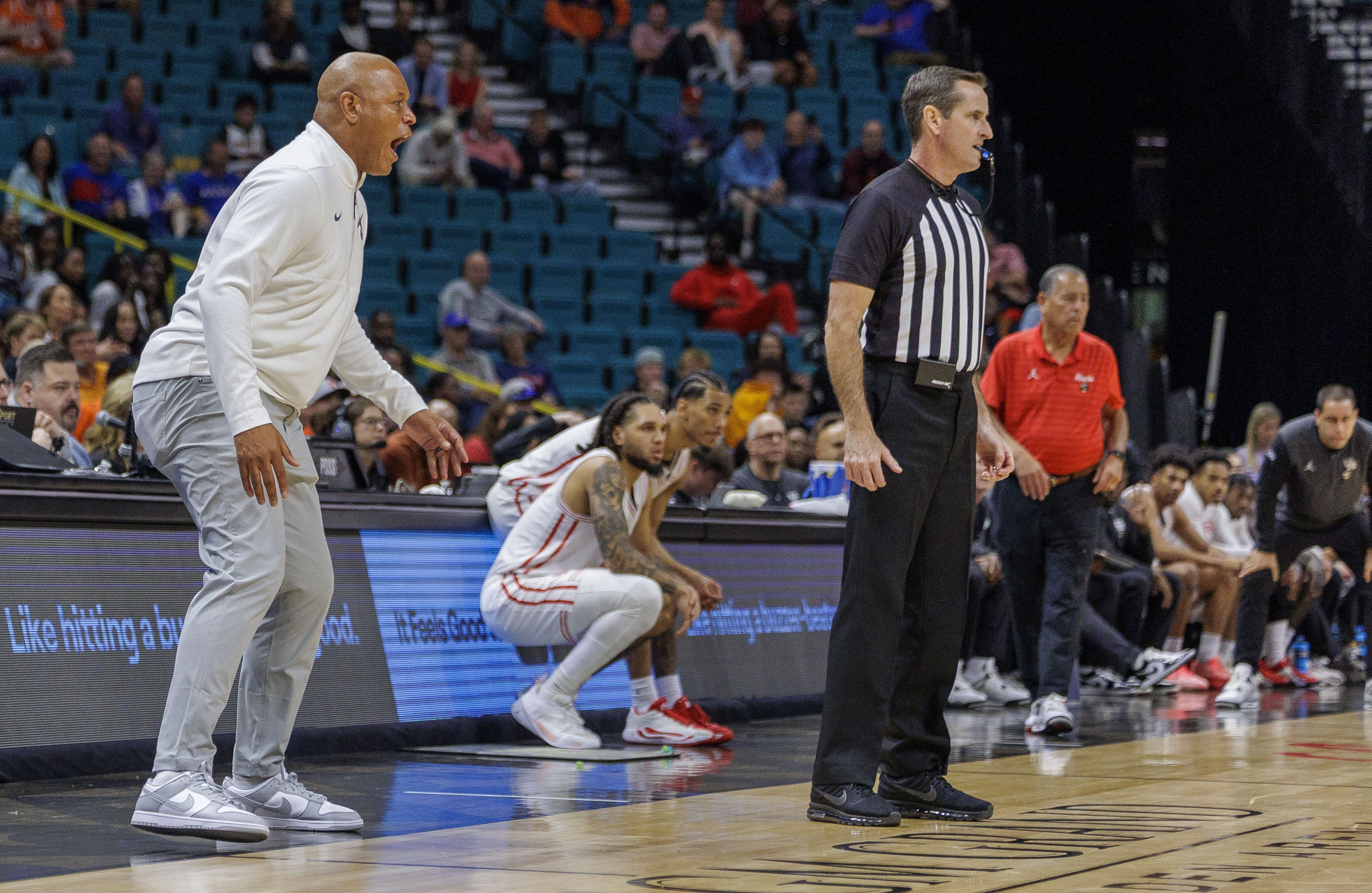Orange coach Adrian Autry reacts to Syracuse Orange forward Kiyan Anthony (7) dunking in the ball as Syracuse takes on Houston in the first round of play in the Players Era Festival at the MGM Grand in Las Vegas Monday, November 24, 2025. (N. Scott Trimble | strimble@syracuse.com)