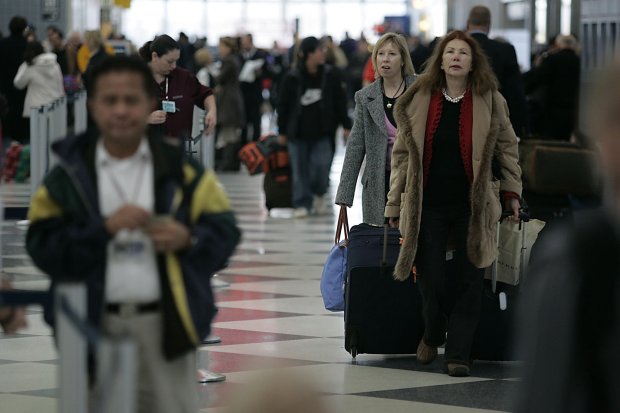 Passengers make their way through the check in area of United Airlines Terminal 1 at O'Hare International Airport in Chicago on Jan. 3, 2006. (José M. Osorio/Chicago Tribune)