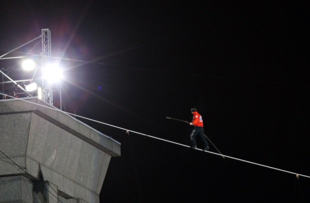 Nik Wallenda walks a tightrope on Nov. 2, 2014 from Marina City to the Leo Burnett Building over the Chicago River. (Brian Cassella/Chicago Tribune)