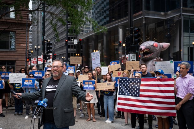 Chicago Federation of Labor President Bob Reiter rallies members of the American Federation of Government Employees Local 704, which represents EPA employees across the Midwest, during a protest at Federal Plaza, Aug. 12, 2025. (E. Jason Wambsgans/Chicago Tribune)