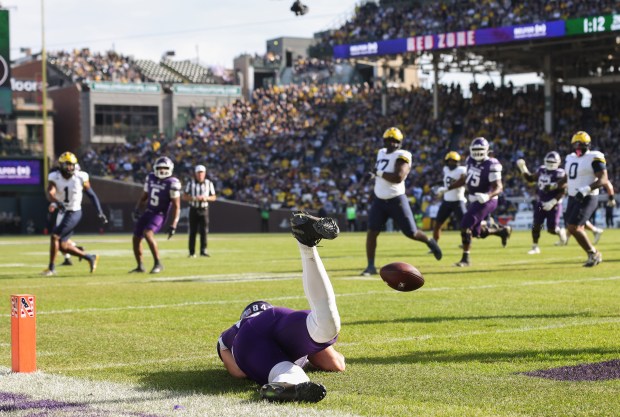 Northwestern tight end Hunter Welcing is unable to make a reception in the end zone in the second quarter against Michigan at Wrigley Field on Nov. 15, 2025, in Chicago. (John J. Kim/Chicago Tribune)