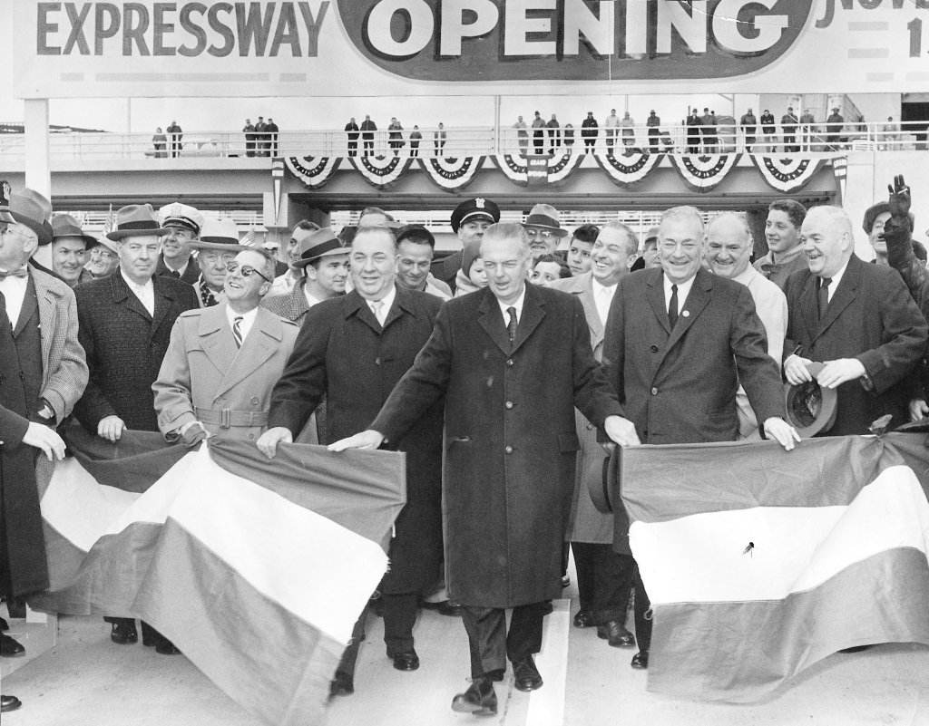Northwest (later renamed Kennedy) Expressway opens to connect the Loop with O'Hare airport