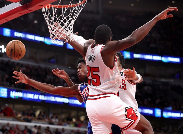 Philadelphia 76ers guard Vj Edgecombe (77) loses the ball on a layup attempt as Chicago Bulls forward/center Jalen Smith (25) and forward Dalen Terry apply pressure in the second half of a game at the United Center in Chicago on Nov. 4, 2025. (Chris Sweda/Chicago Tribune)