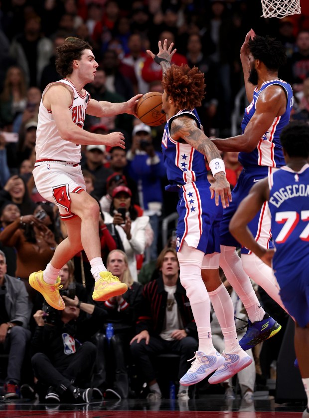 Chicago Bulls guard Josh Giddey (3) makes the assist to center Nikola Vučević before the game-winning 3-pointer in the second half of a game against the Philadelphia 76ers at the United Center in Chicago on Nov. 4, 2025. (Chris Sweda/Chicago Tribune)