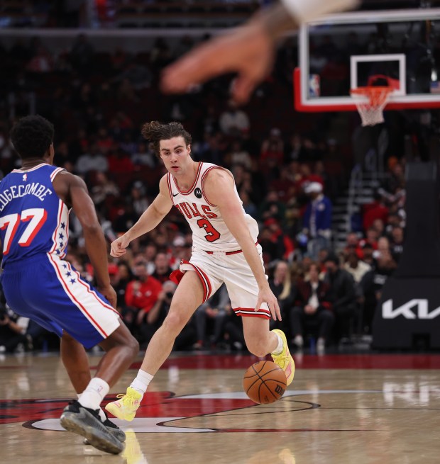 Chicago Bulls guard Josh Giddey (3) drives down the court in the first half of a game against the Philadelphia 76ers at the United Center in Chicago on Nov. 4, 2025. (Chris Sweda/Chicago Tribune)