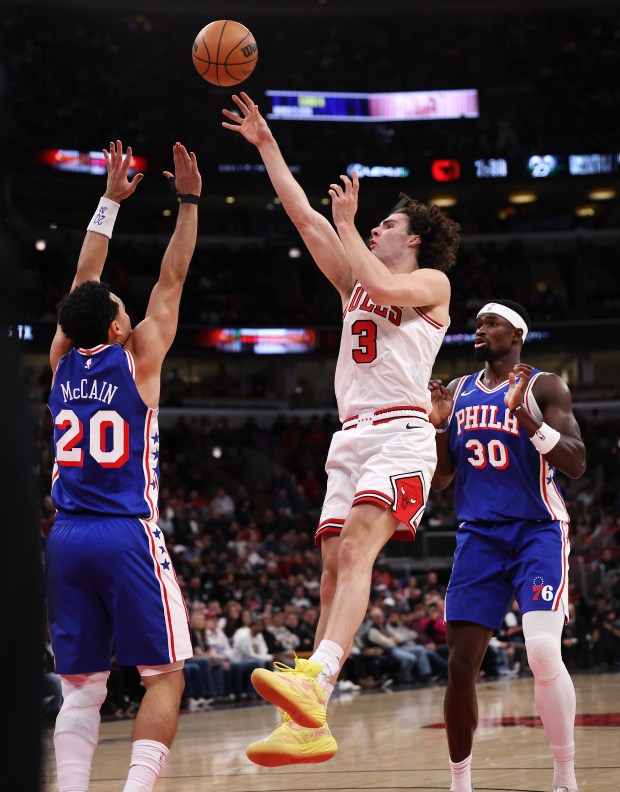 Chicago Bulls guard Josh Giddey (3) shoots over Philadelphia 76ers guard Jared McCain (20) in the first half of a game at the United Center in Chicago on Nov. 4, 2025. (Chris Sweda/Chicago Tribune)