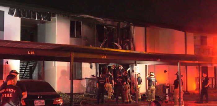 Fire at west Houston apartment complex under investigation
