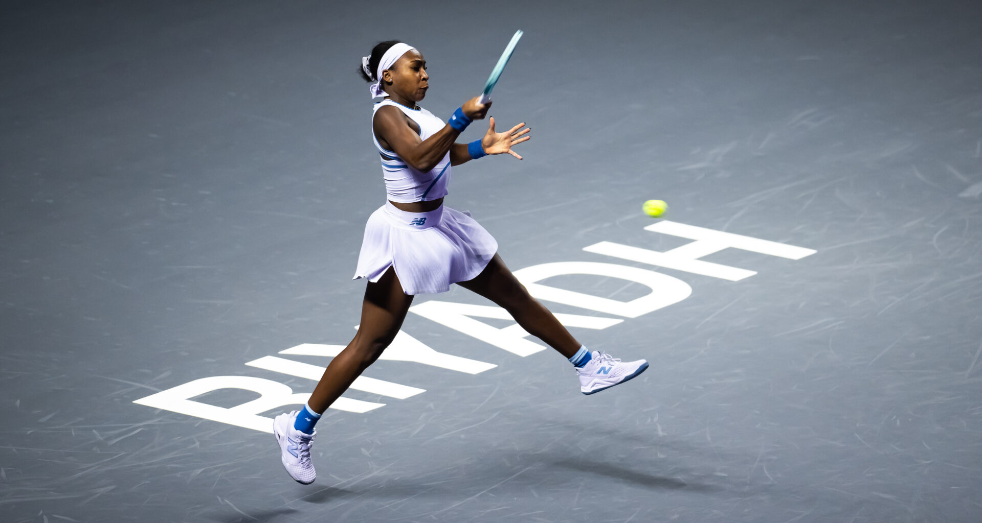 Gauff defeats Paolini in straight sets to stay alive at WTA Finals