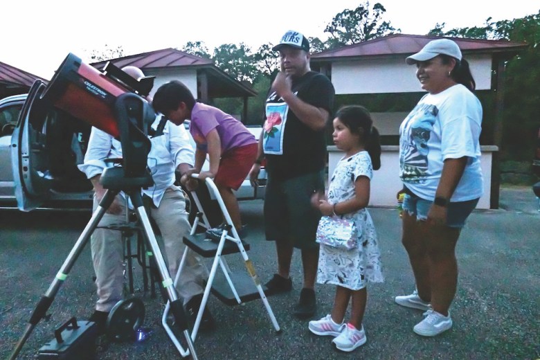 Experts help guide novices and provide equipment at the SAAA Star Party. 