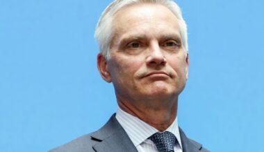 American Airlines CEO says the government shutdown is impacting holiday travel bookings: 'Nobody wants to put up with hassle'