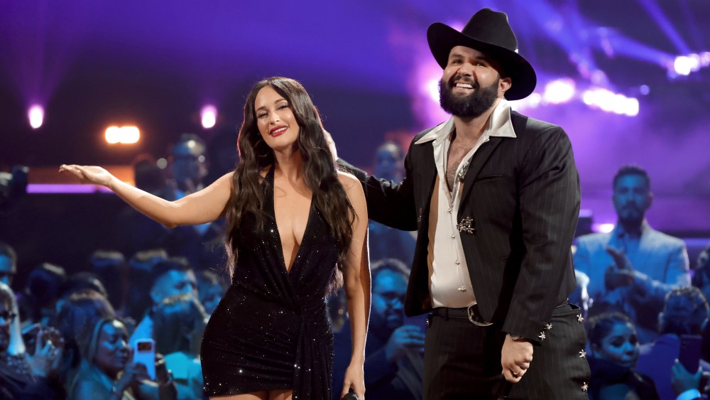 Kacey Musgraves and Carin León Duet at Latin Grammys 2025