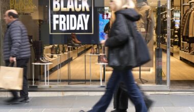 U.S. consumers dial back in sign of anxiety heading Into holidays