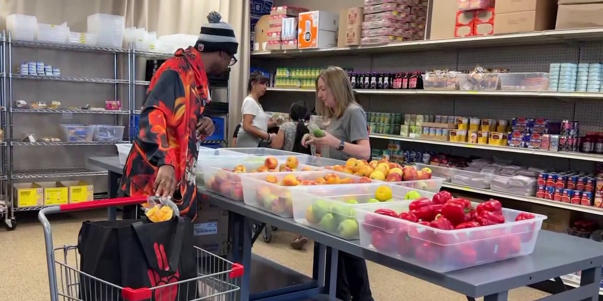 Long lines form at Phoenix-area food banks as SNAP delays continue