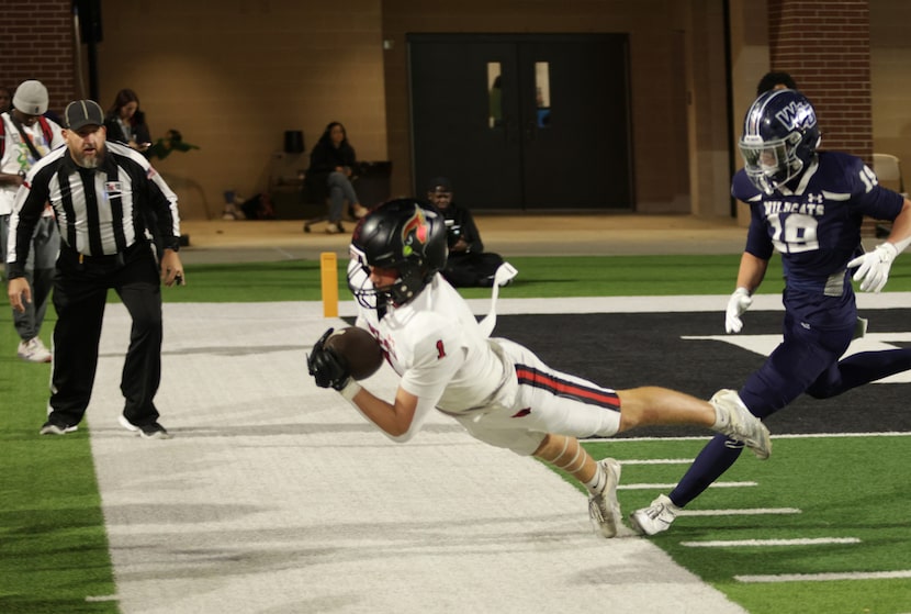 Melissa player Dalton Dababneh (01) catches the ball before tumbling out of bounds during...