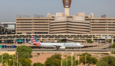 5 hospitalized after fumes force flight to Phoenix to divert to Houston