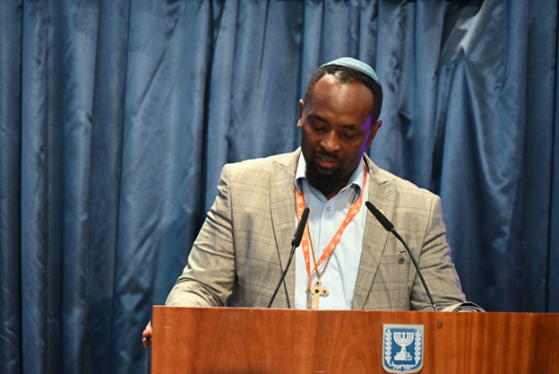 Bishop Dennis Nthumbi presents The International Christian Media Accord on Journalistic Ethics and the State of the Land of Israel (Photo: Courtesy) Bishop Dennis Nthumbi presents The International Christian Media Accord on Journalistic Ethics and the State of the Land of Israel