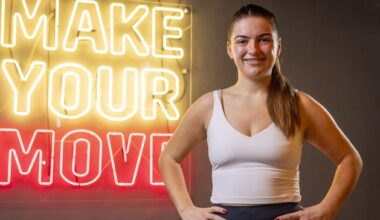 Chloë finds a hobby: Everyone in the fitness studio is like a machine, jacked, with muscles on muscles