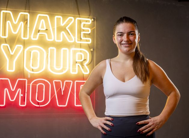 Chloë finds a hobby: Everyone in the fitness studio is like a machine, jacked, with muscles on muscles