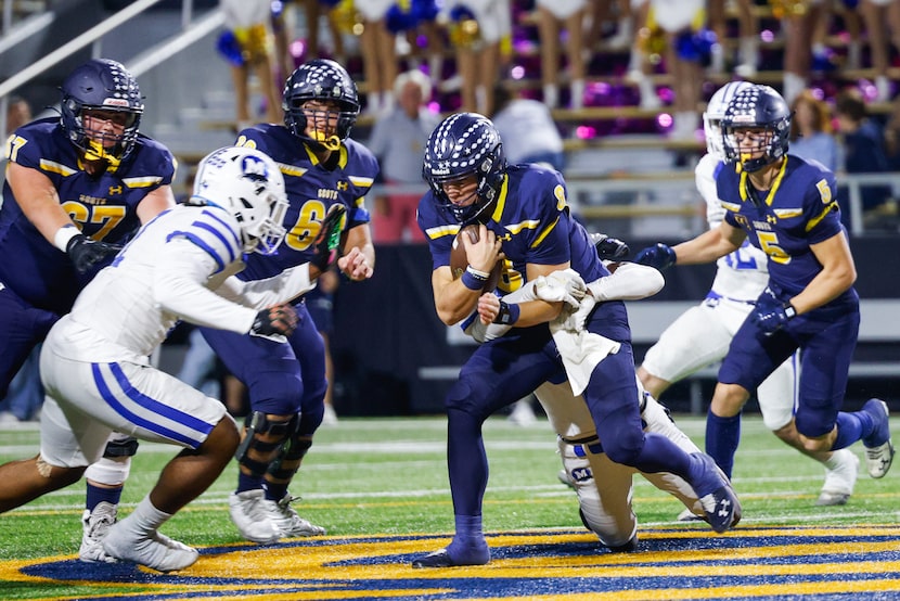 Highland Park’s Buck Randall (8) holds onto the ball during the high school football game...