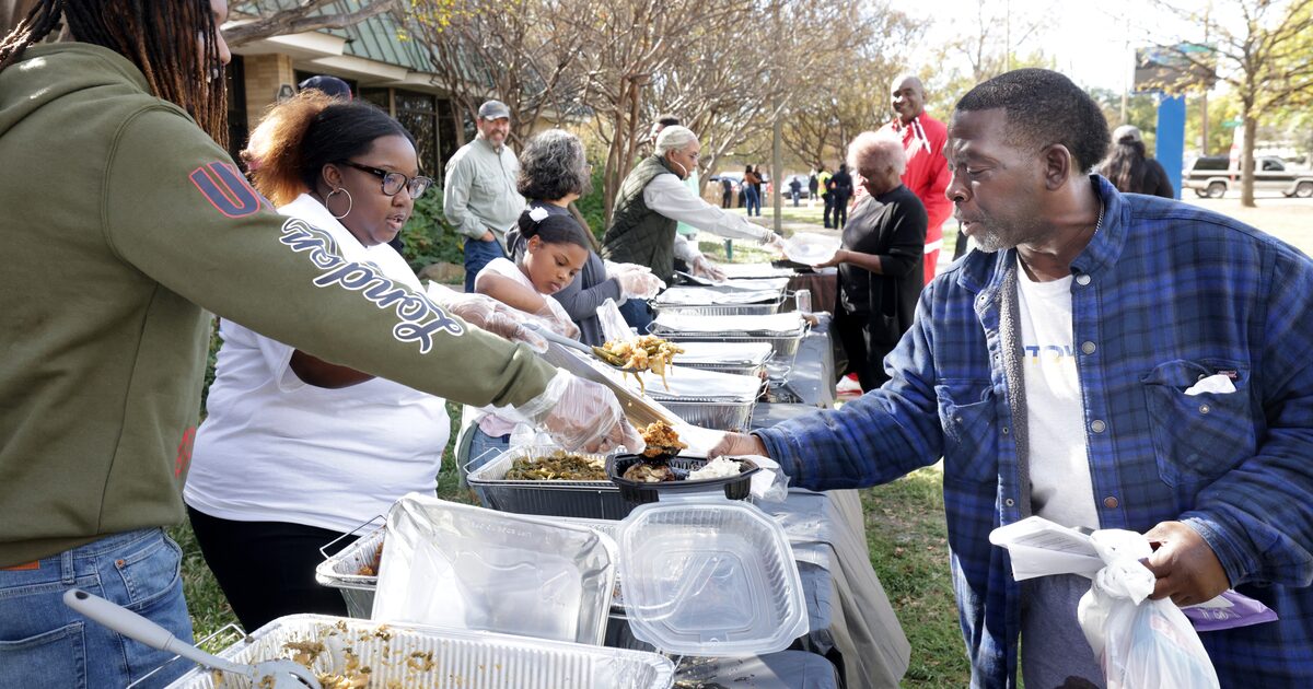 Dallas nonprofits see hundreds of attendees at ‘Thanksgiving Blessings’ event Saturday
