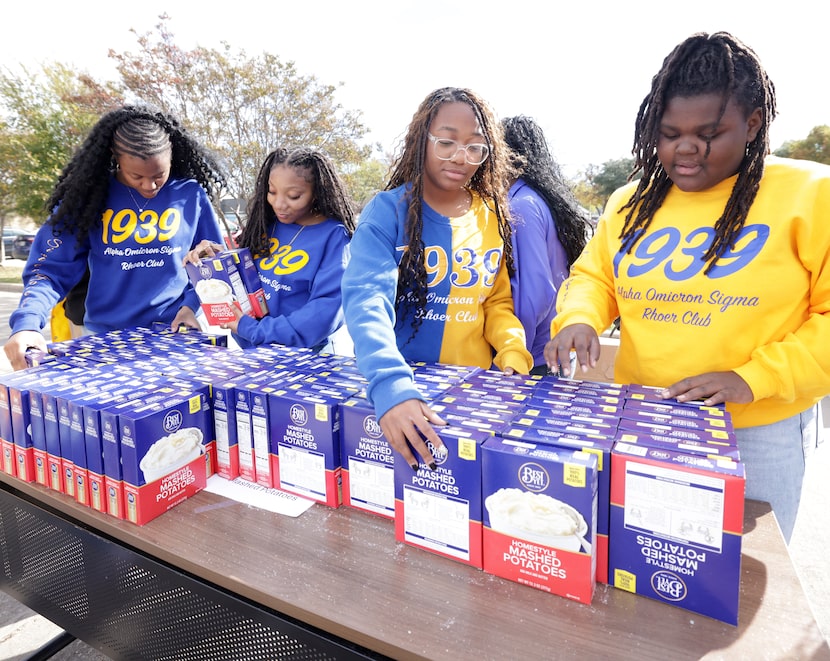 Volunteers organize food during the Feed the Streetz Outreach annual Thanksgiving Blessing...
