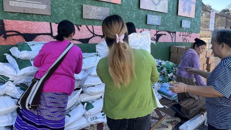 Food distribution to refugees