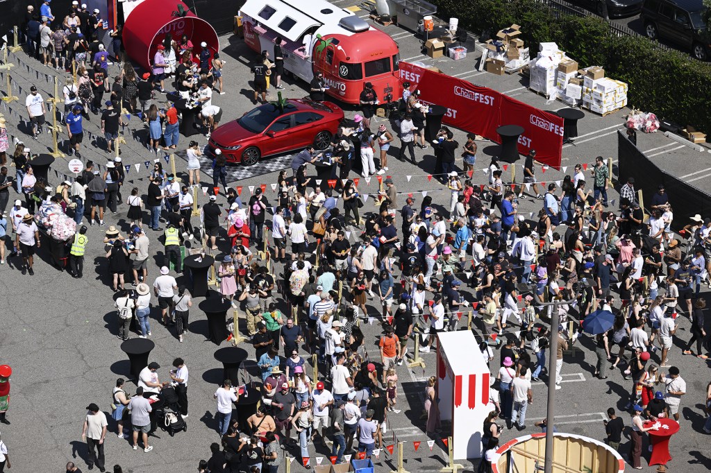 Chain announces new ‘holiday house’ pop-up event coming to LA in December – Daily News