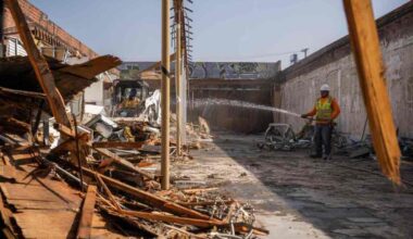 Valley Plaza Shopping Center isn’t crumbling under bulldozers as fast as expected – Daily News