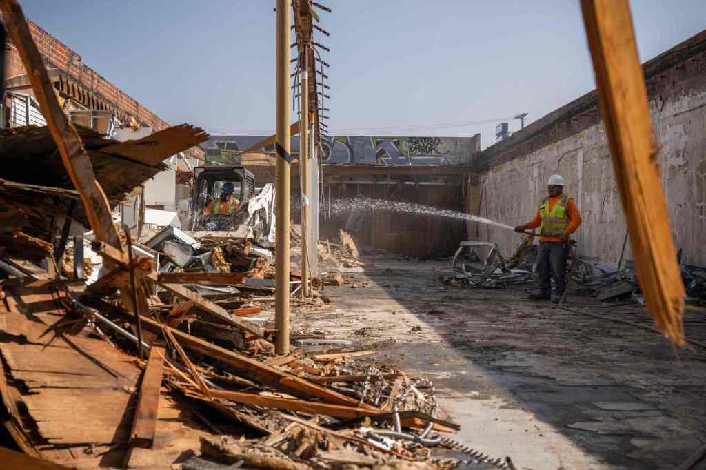 Valley Plaza Shopping Center isn’t crumbling under bulldozers as fast as expected – Daily News