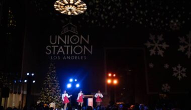 Singers, Santa and toy soldiers on stilts mark 10th annual tree lighting at Union Station – Press Telegram