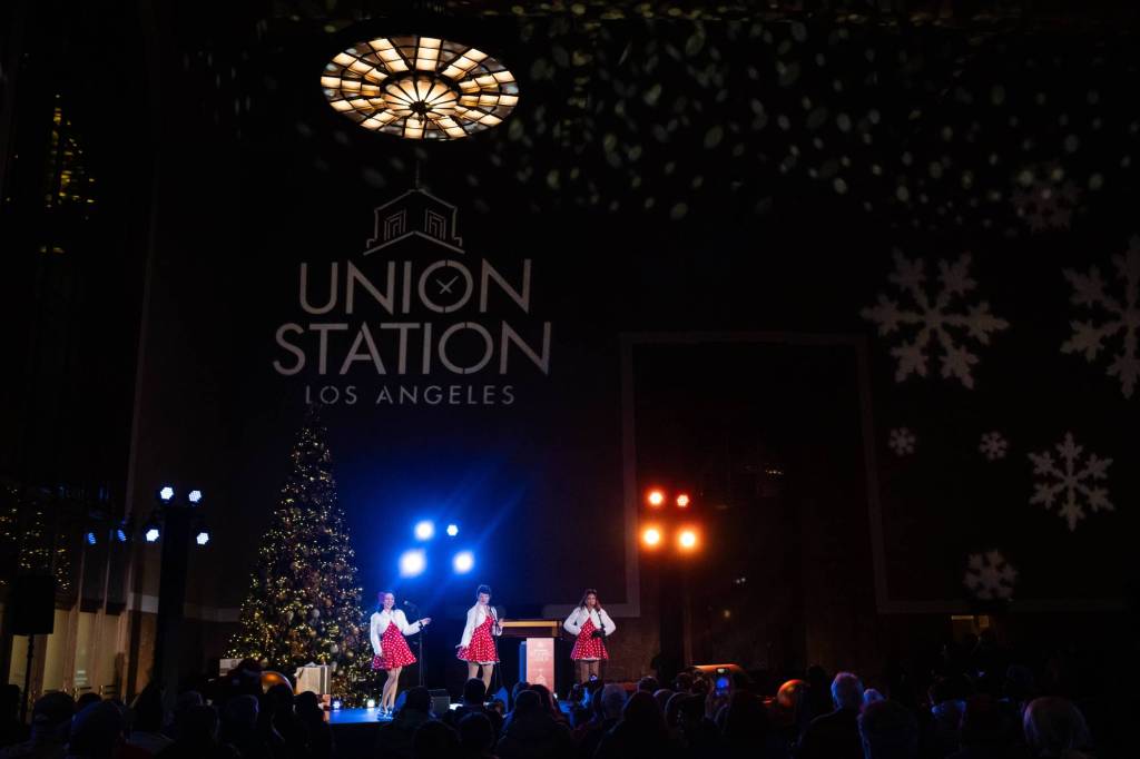 Singers, Santa and toy soldiers on stilts mark 10th annual tree lighting at Union Station – Press Telegram