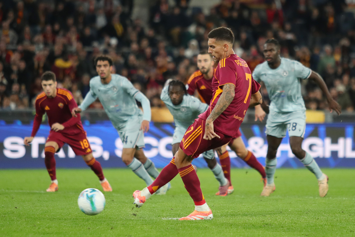 ROME, ITALY - NOVEMBER 09: Lorenzo Pellegrini of AS Roma scores his team's first goal from the penalty spot during the Serie A match between AS Roma and Udinese Calcio at Stadio Olimpico on November 09, 2025 in Rome, Italy. (Photo by Paolo Bruno/Getty Images)