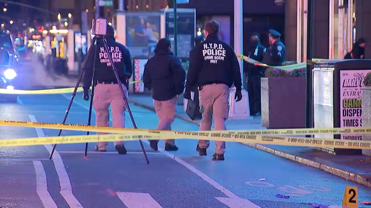 NYPD searches for 3 individuals in connection with deadly Times Square stabbing – NBC New York